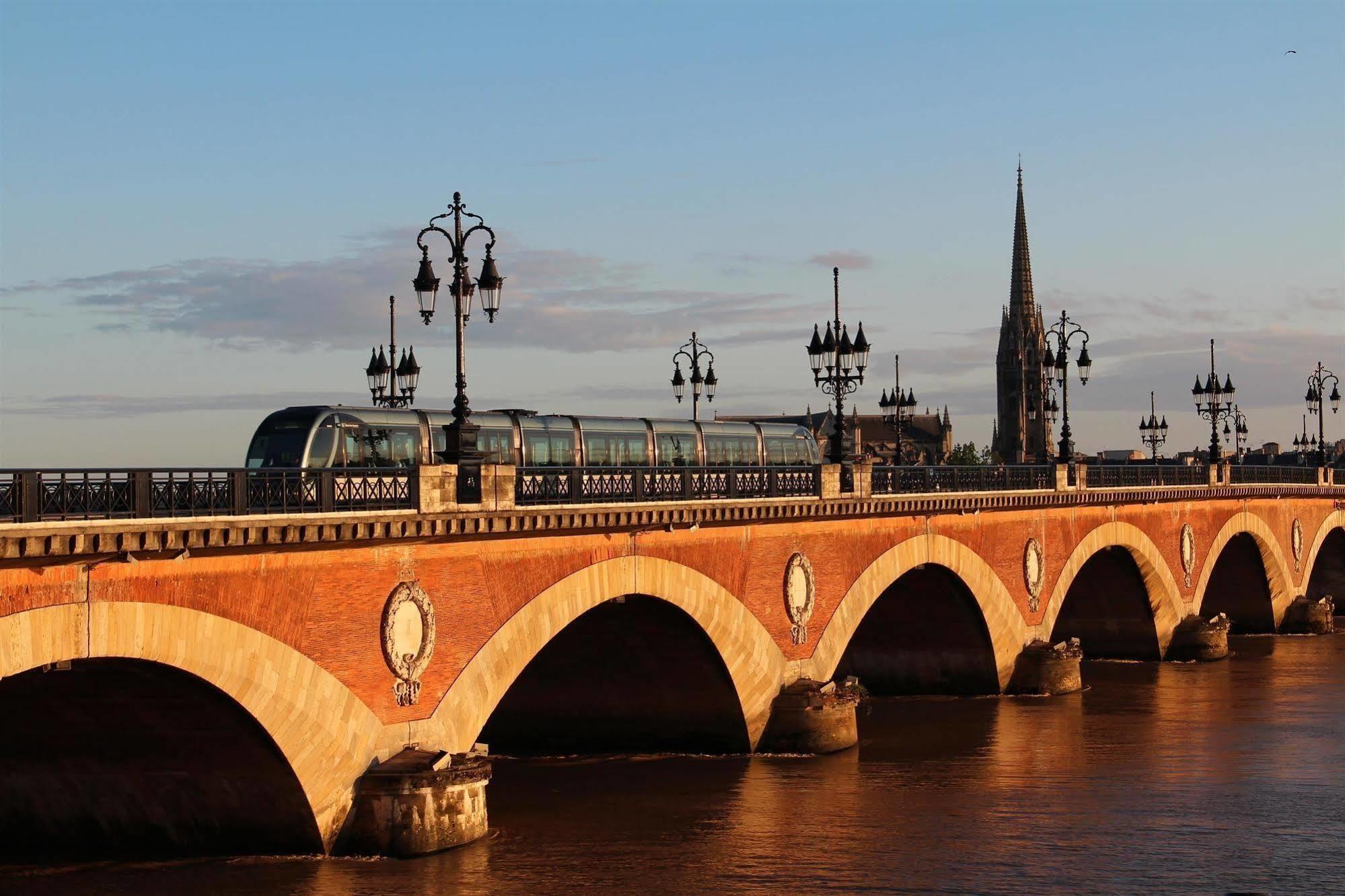 Отель Campanile Bordeaux Nord - Le Lac Экстерьер фото